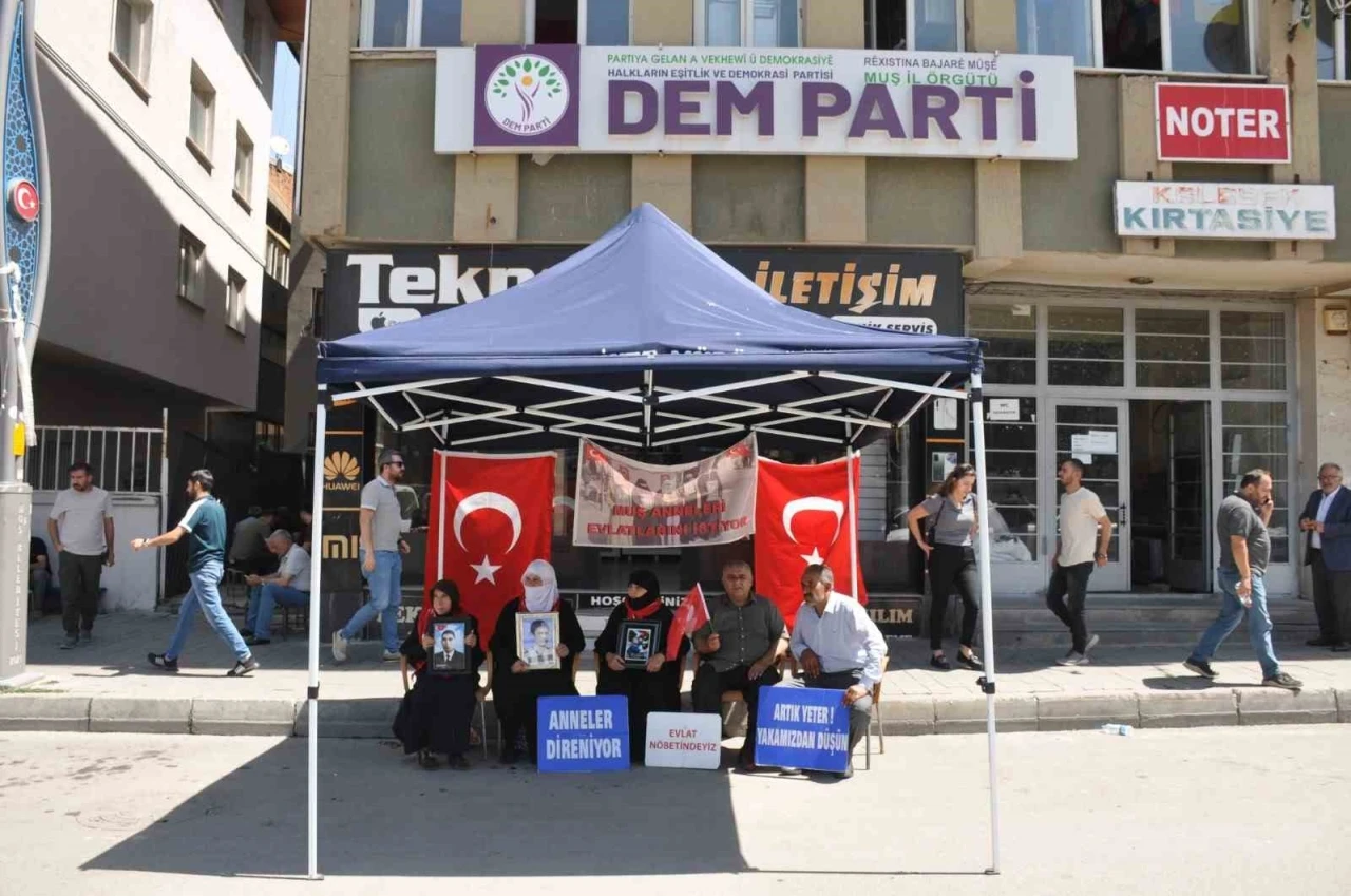 Muş’ta ailelerin evlat nöbeti umutla devam ediyor
