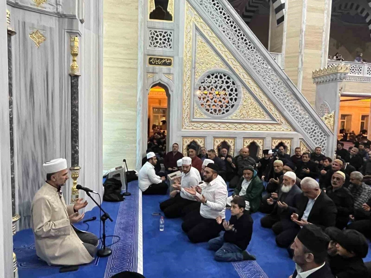 Muş&rsquo;ta Berat Kandili&rsquo;nde camiler doldu taştı
