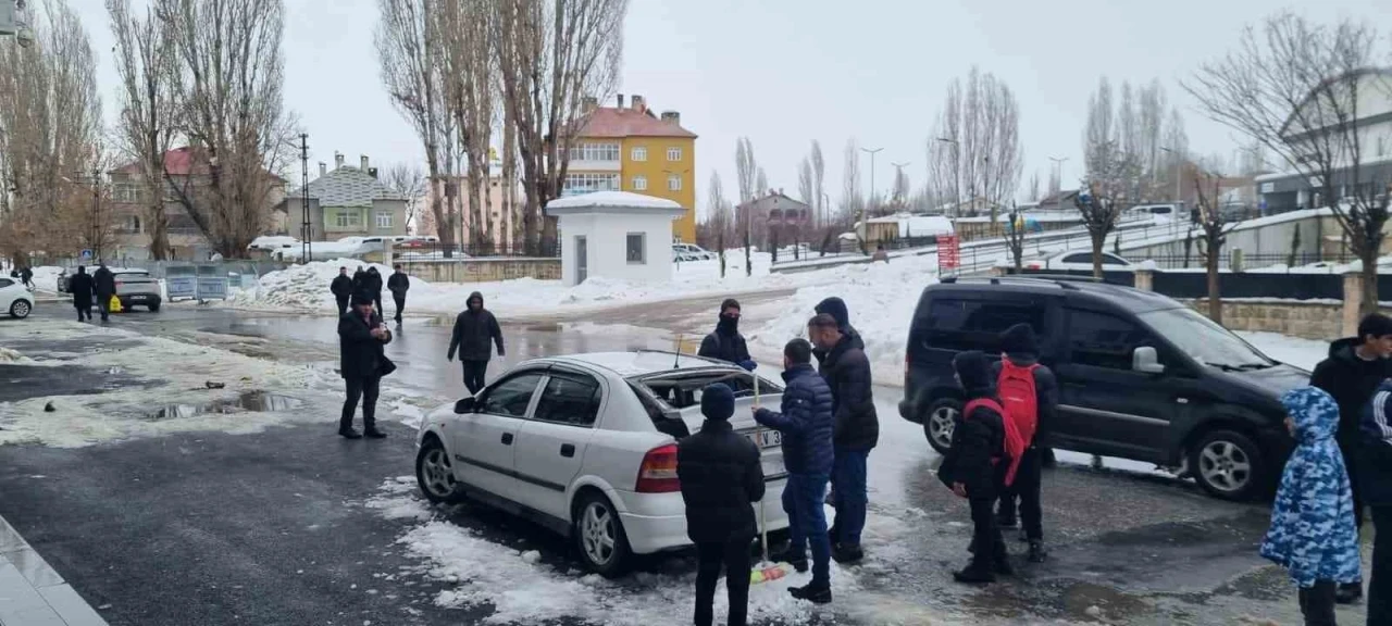 Muş&rsquo;ta &ccedil;atıdan d&uuml;şen kar k&uuml;tlesi otomobilde hasara yol a&ccedil;tı
