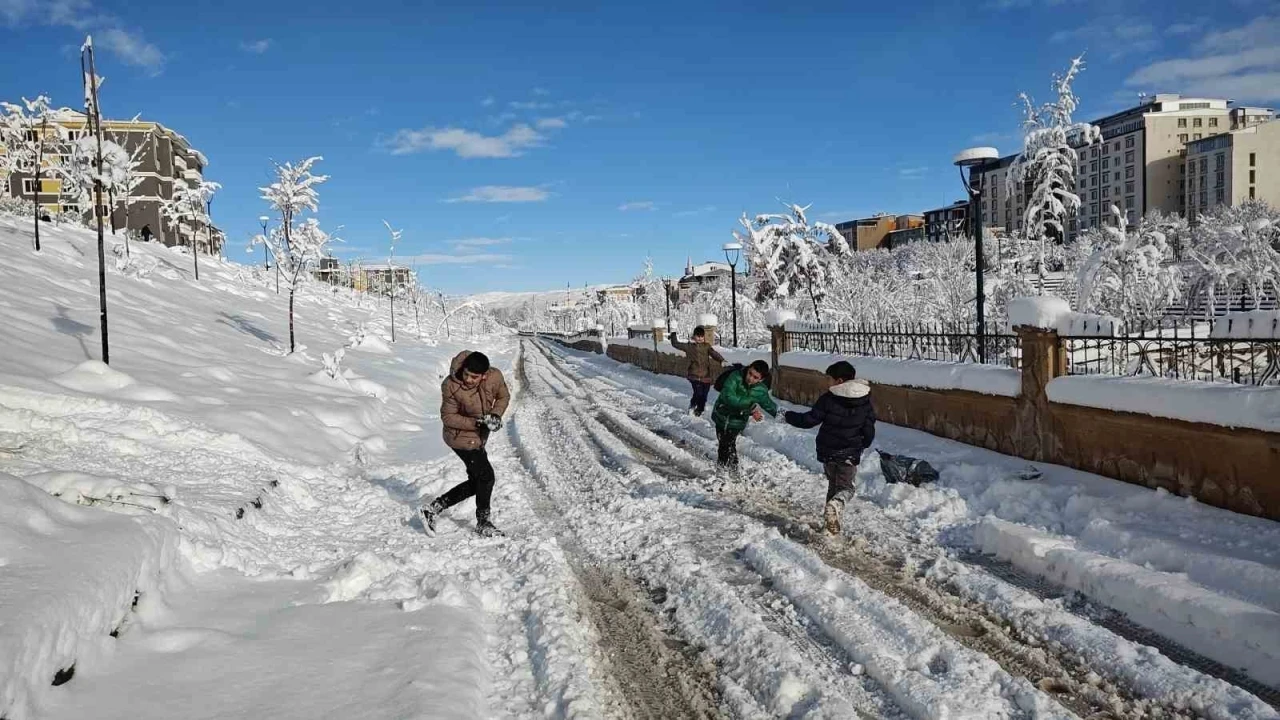 Muş&rsquo;ta eğitime kar engeli: Okullar 1 g&uuml;n tatil edildi
