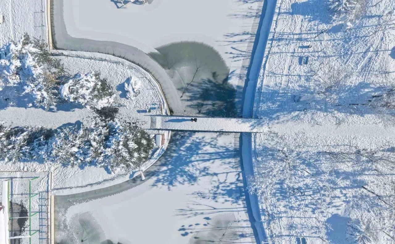 Muş&rsquo;ta eksi 28 derece: G&ouml;letler dondu, &ccedil;atılarda buz sarkıtları oluştu
