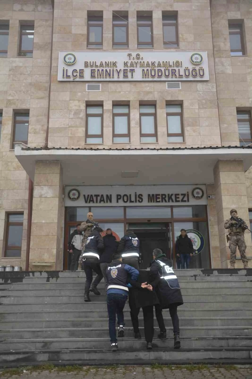 Muş’ta firari 2 şüpheli suç aleti silahla yakalanarak tutuklandı
