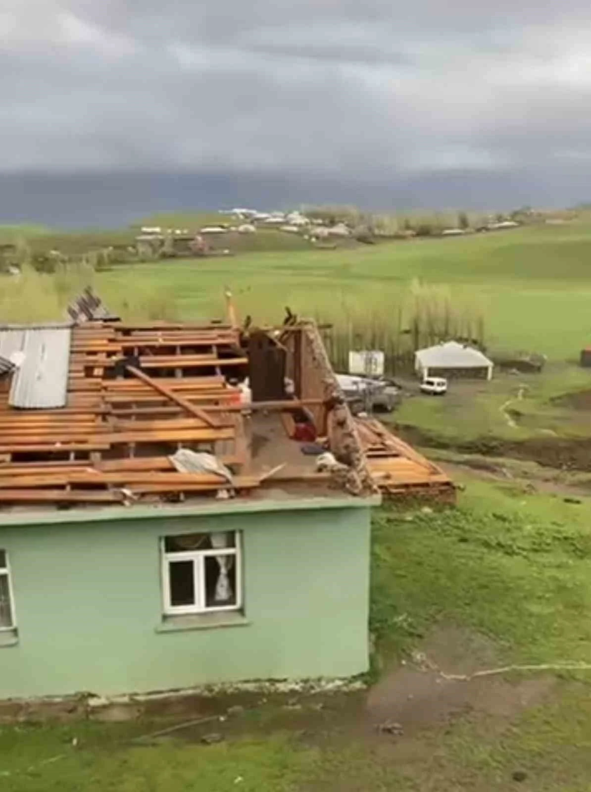 Muş’ta fırtına evlerin çatılarını uçurdu
