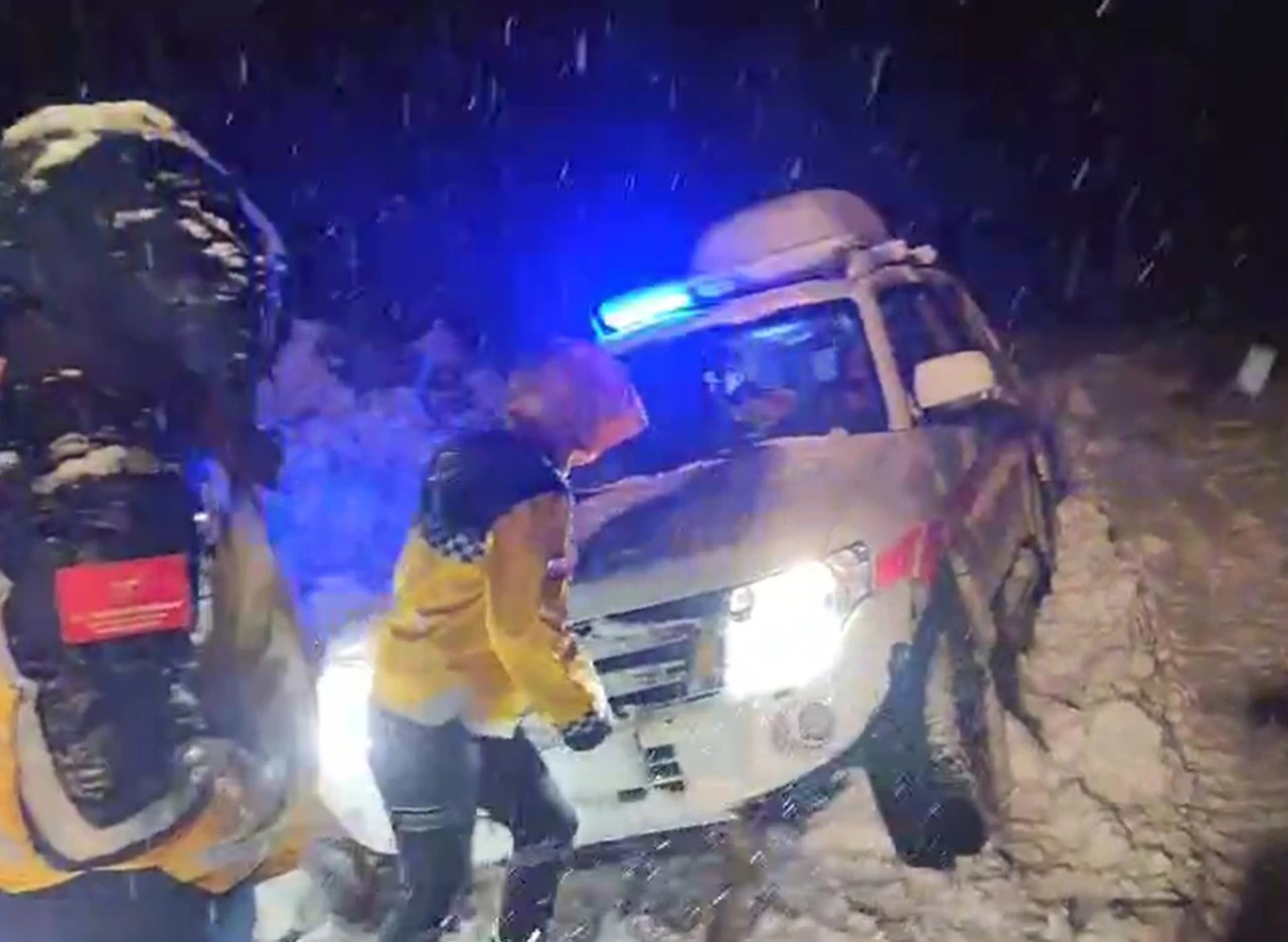 Muş&rsquo;ta hasta &ccedil;ocuğa ulaşmak i&ccedil;in ekipler seferber oldu
