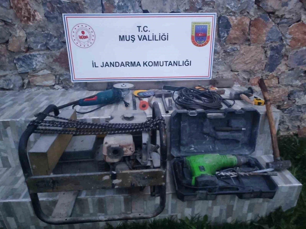 Muş&rsquo;ta ka&ccedil;ak kazı operasyonu: 3 ş&uuml;pheli g&ouml;zaltına alındı

