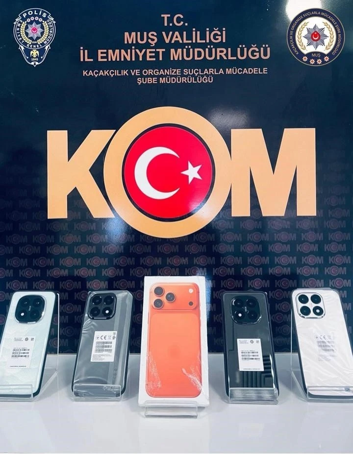 Muş&rsquo;ta kargo paketinden ka&ccedil;ak telefon &ccedil;ıktı
