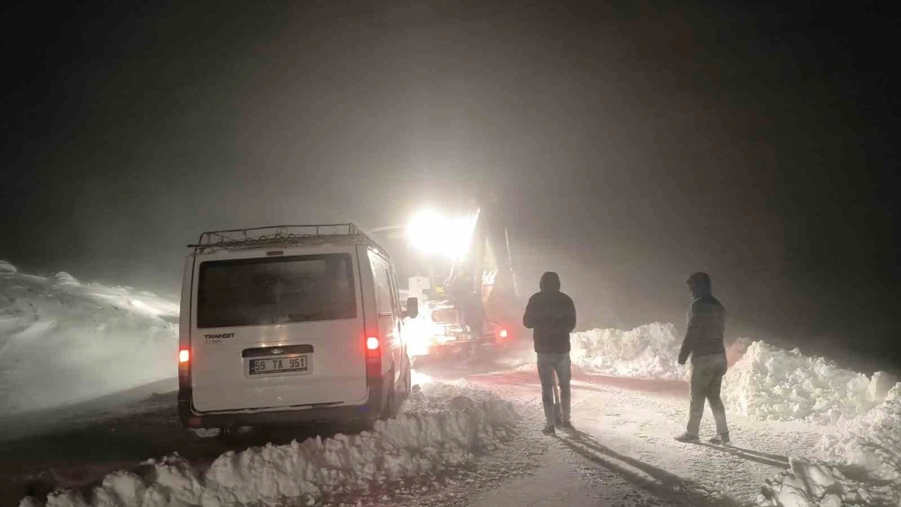 Muş&rsquo;ta k&ouml;y yolunda mahsur kalan 7 kişi kurtarıldı
