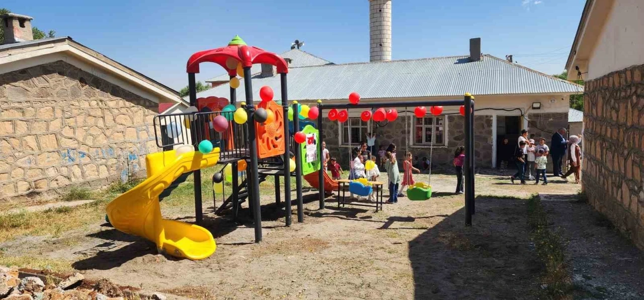 Muş’ta köye şehit Öğretmen Necmettin Yılmaz adına oyun parkı yapıldı
