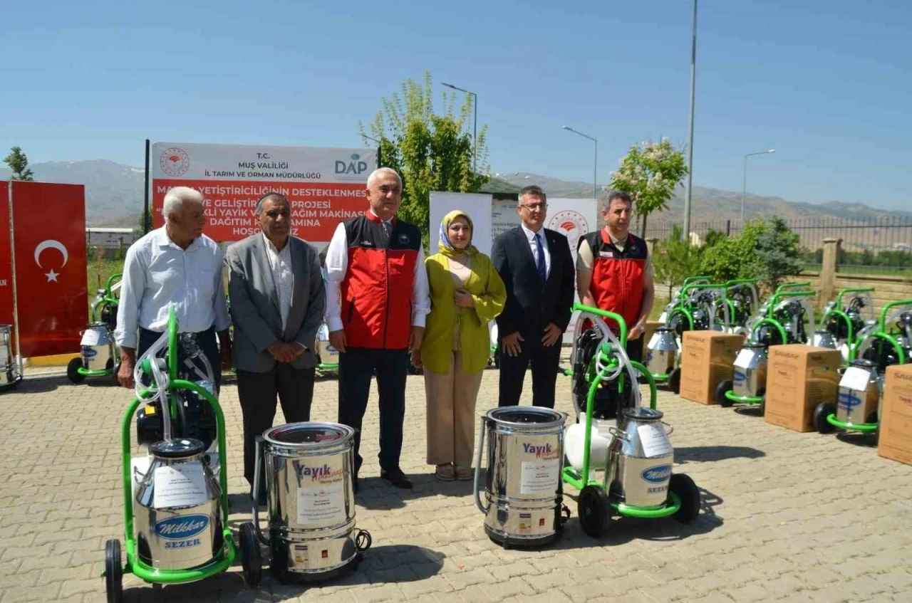 Muş&rsquo;ta manda yetiştiricilerine s&uuml;t sağım ve elektrikli yayık makinesi desteği
