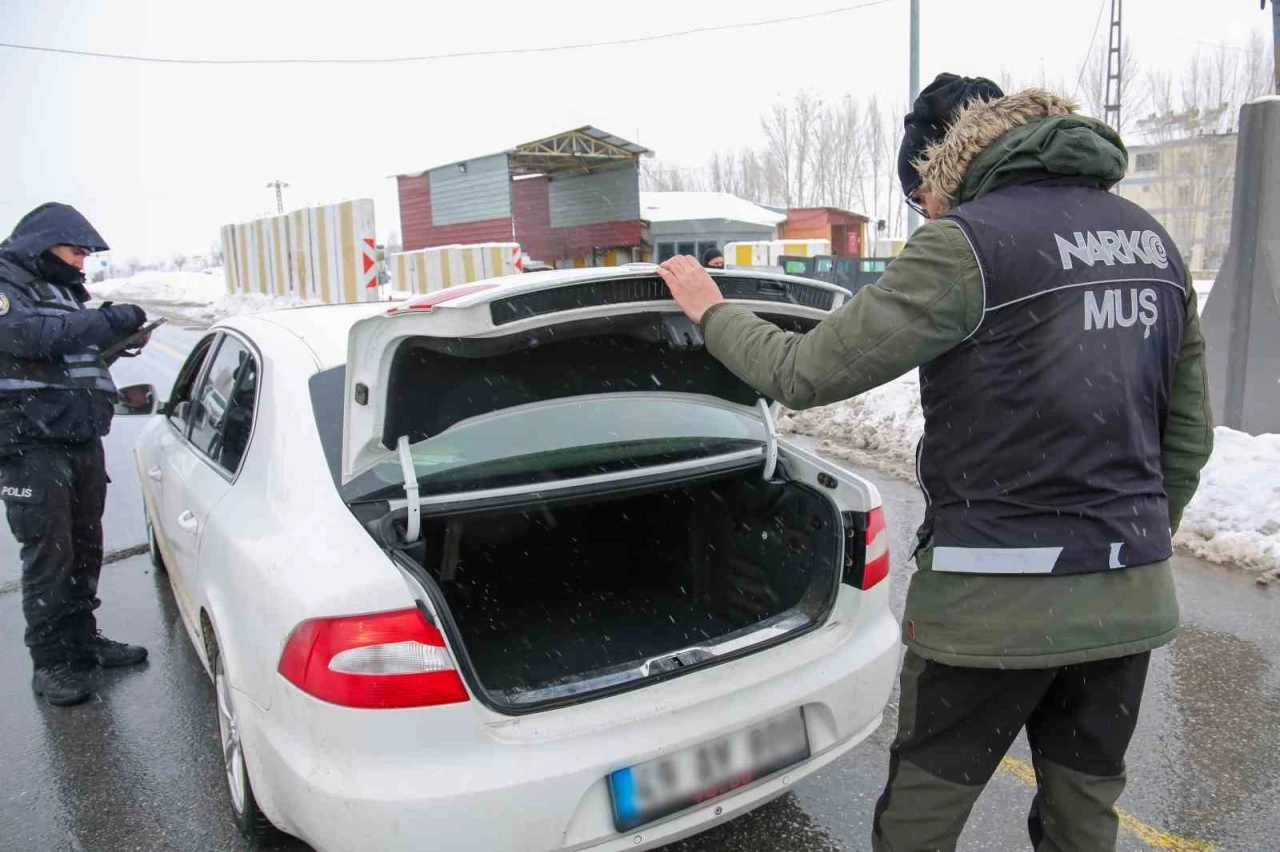 Muş&rsquo;ta narkotik denetimlerinde uyuşturucu madde ele ge&ccedil;irildi
