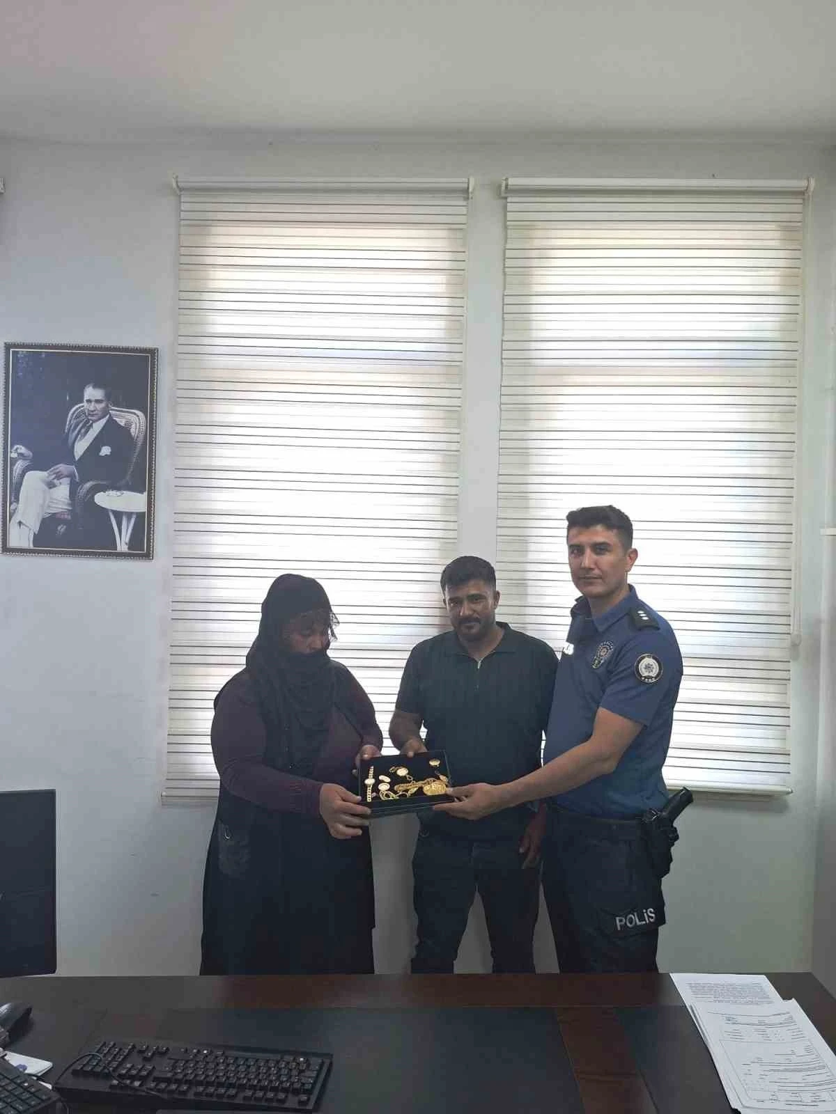 Muş&rsquo;ta &ouml;rnek davranış: Bulduğu ziynet eşyalarını sahibine ulaştırdı
