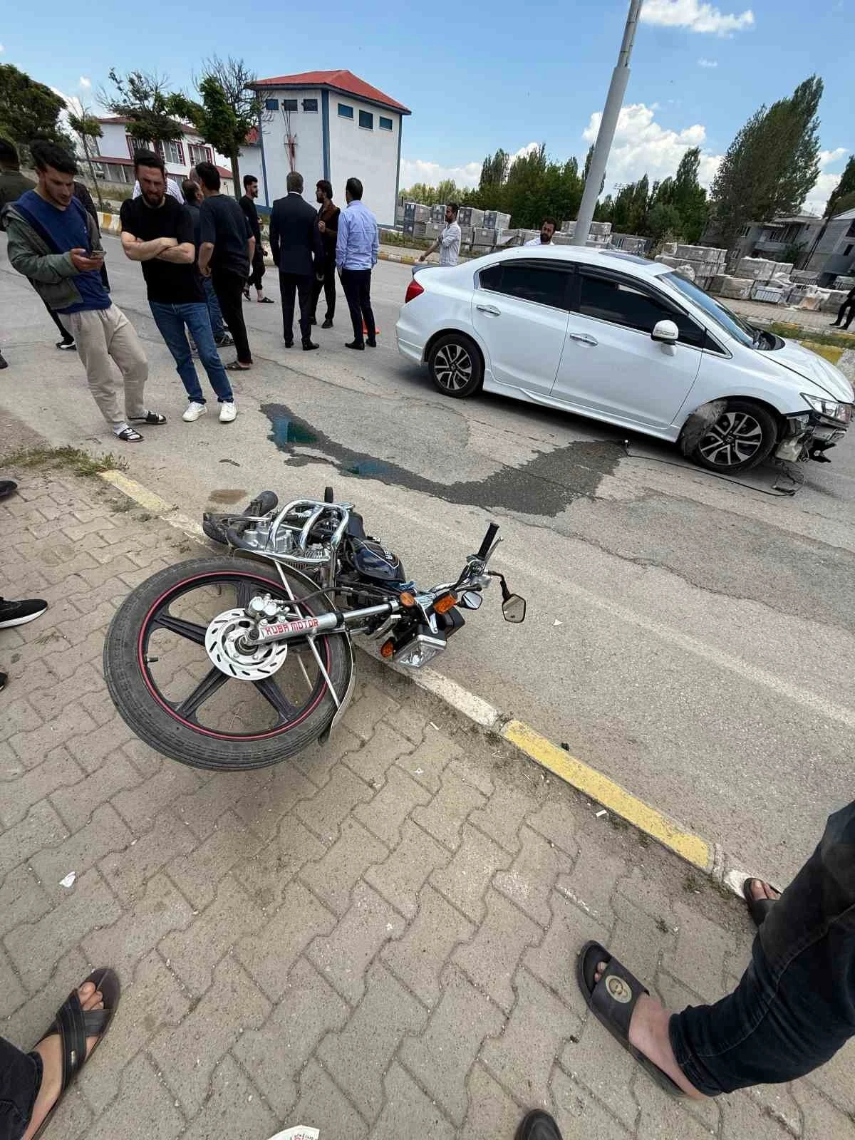 Muş’ta otomobil ile motosiklet çarpıştı: 2 yaralı