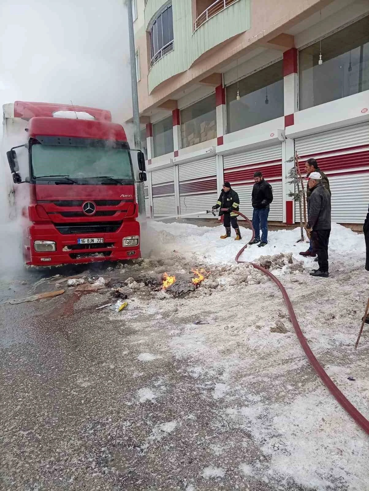 Muş&rsquo;ta park halindeki tırda yangın
