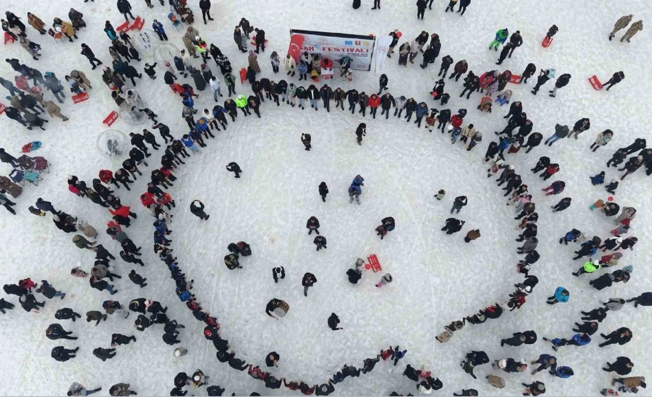 Muş&rsquo;ta "Kar Festivali" renkli g&ouml;r&uuml;nt&uuml;lere sahne oldu
