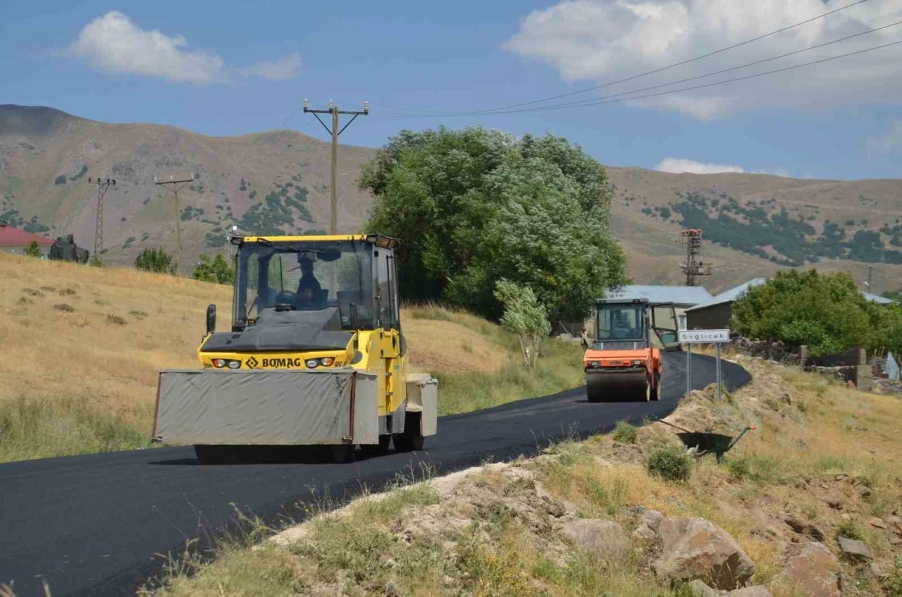 Muş’ta sıcak asfalt mesaisi

