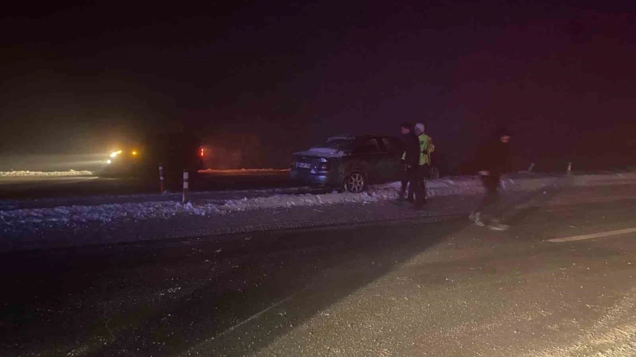 Muş&rsquo;ta sis ve buzlanma kazaya neden oldu: Otomobil ref&uuml;je &ccedil;arptı
