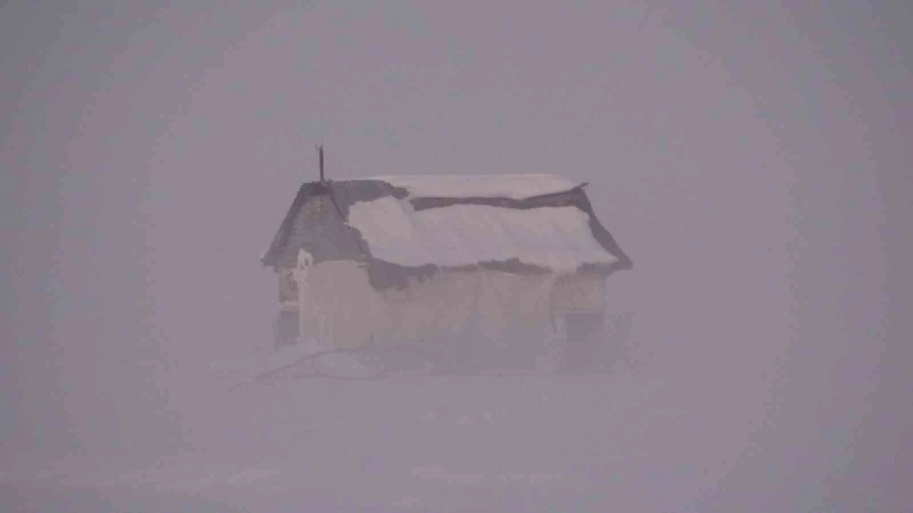 Muş&rsquo;ta sis ve g&uuml;n batımı kartpostallık manzara oluşturdu
