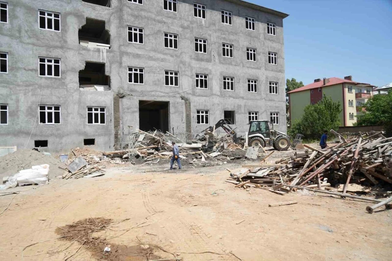 Muş’ta sundurma çöktü, 2 işçi yaralı
