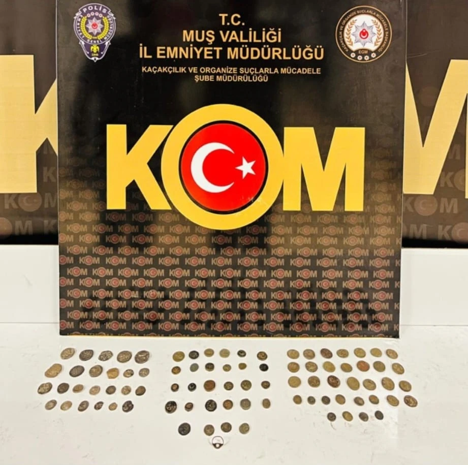 Muş&rsquo;ta tarihi eser operasyonu: 86 par&ccedil;a tarihi obje ele ge&ccedil;irildi
