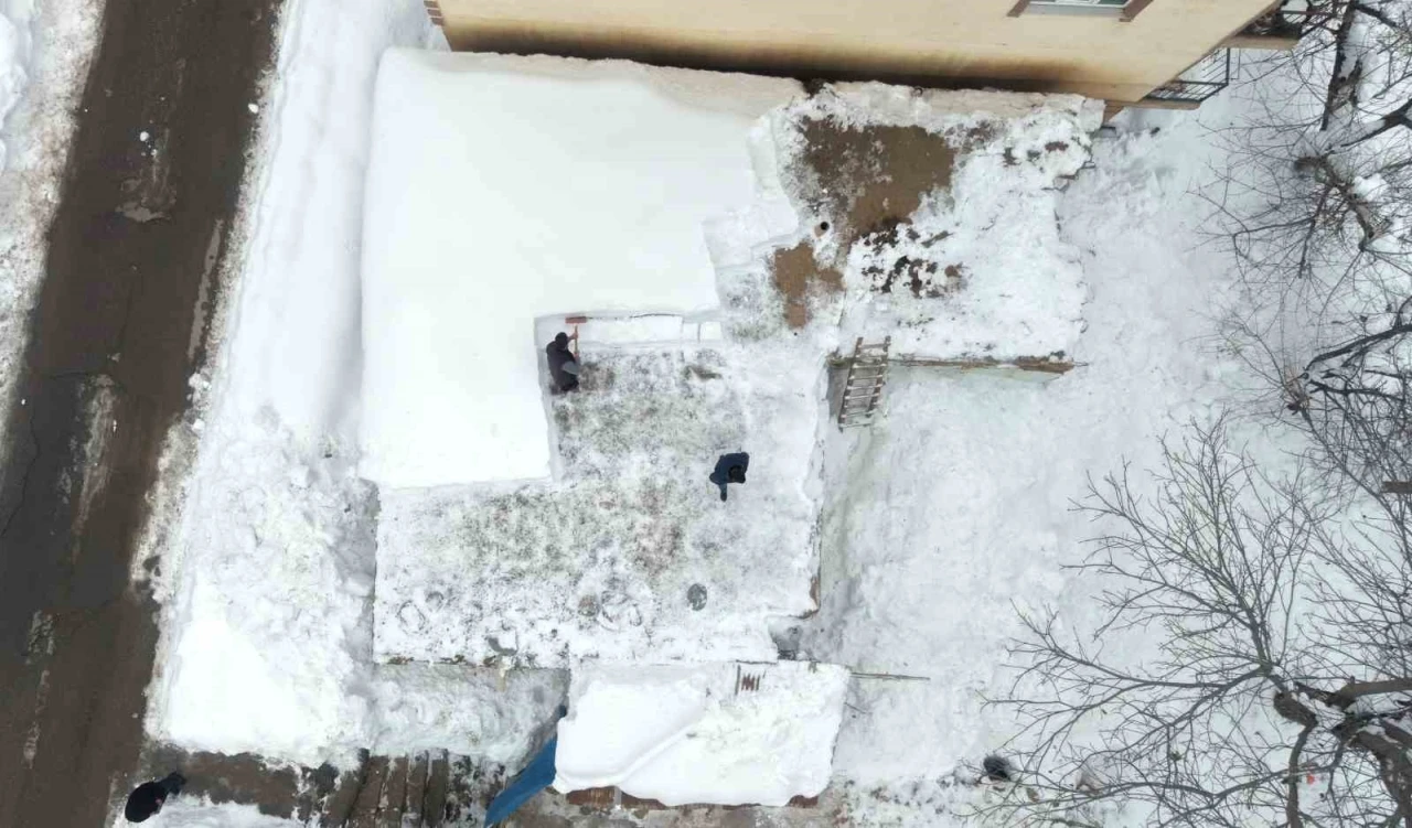 Muş&rsquo;ta tek katlı evler kara g&ouml;m&uuml;ld&uuml;
