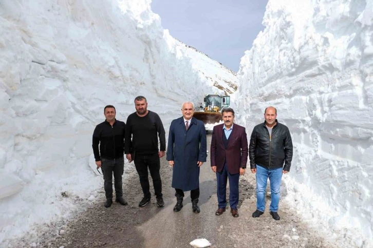 Muş Valisi Çakır, kar kaplanlarını ziyaret etti
