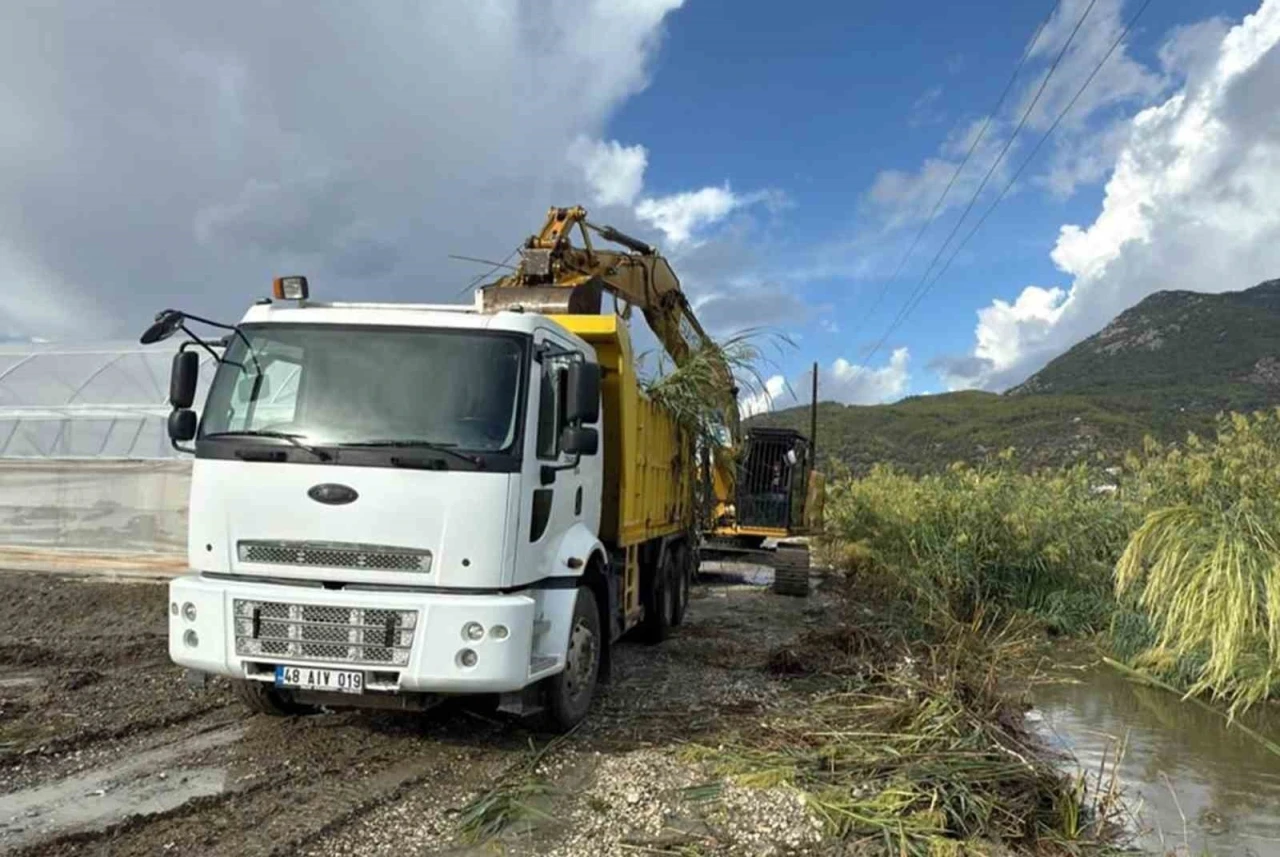MUSKİ, Fethiye e Seydikemer’de 77 km dere temizliği yaptı
