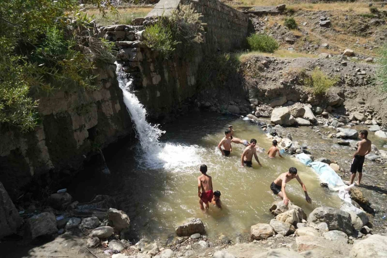 Muşlu çocuklar Çar Çayı’nda serinliyor
