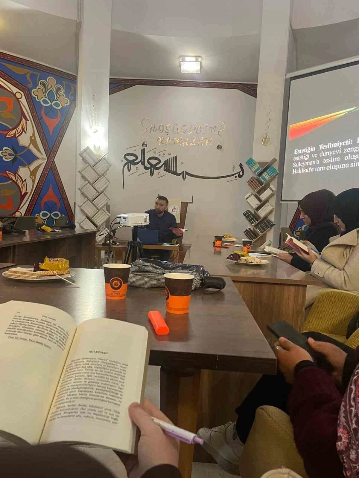 M&uuml;sl&uuml;man Kimliği İnşa Etme &Uuml;zerine kitap tahlili ger&ccedil;ekleştirildi
