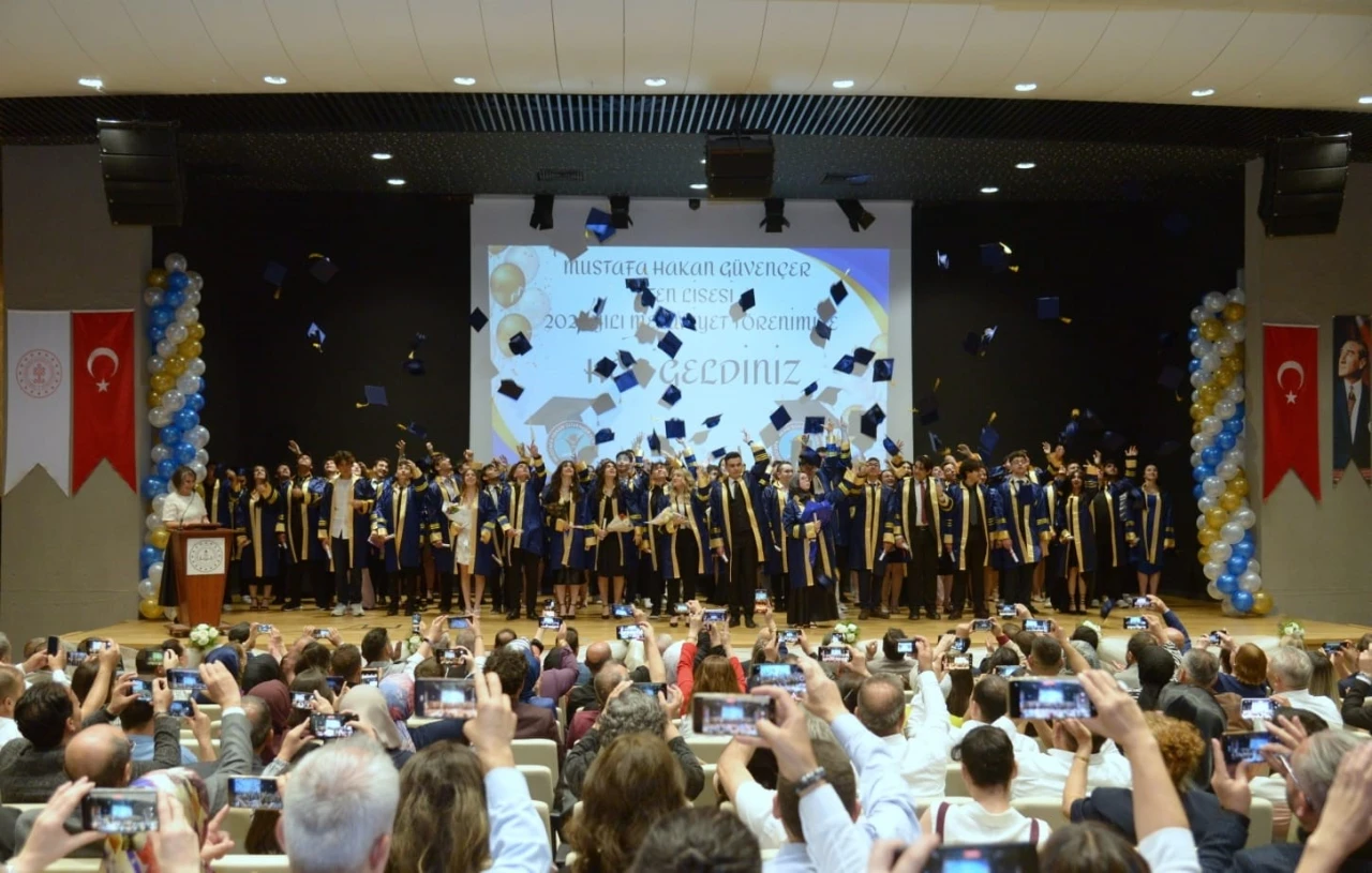Mustafa Hakan Güvençer Fen Lisesi’nde mezuniyet coşkusu

