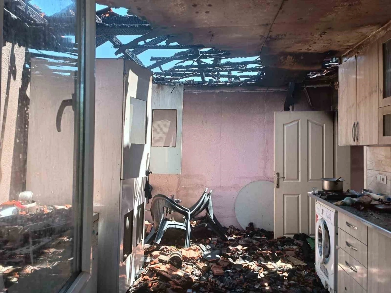Müstakil ev yangında kullanılamaz hale geldi
