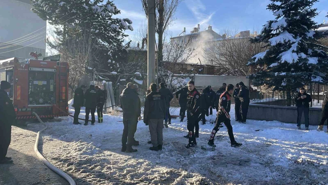 M&uuml;stakil evde yangın &ccedil;ıktı, mahsur kalan yaşlı adamı itfaiye kurtardı
