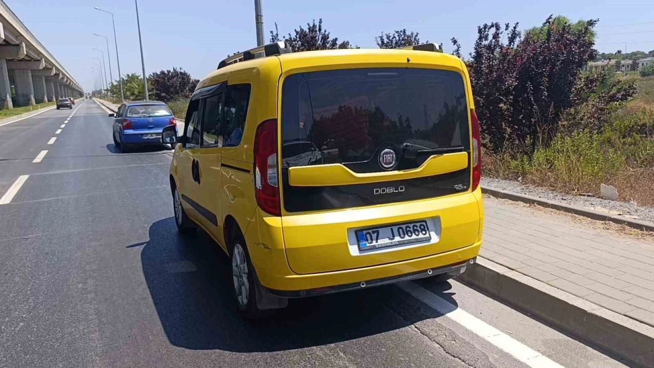 Müşteri almak için duran taksiye çarptı: 1 yaralı
