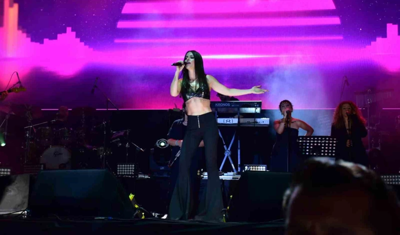 Mut Festivalinde Ceza ve Simge r&uuml;zgarı esti
