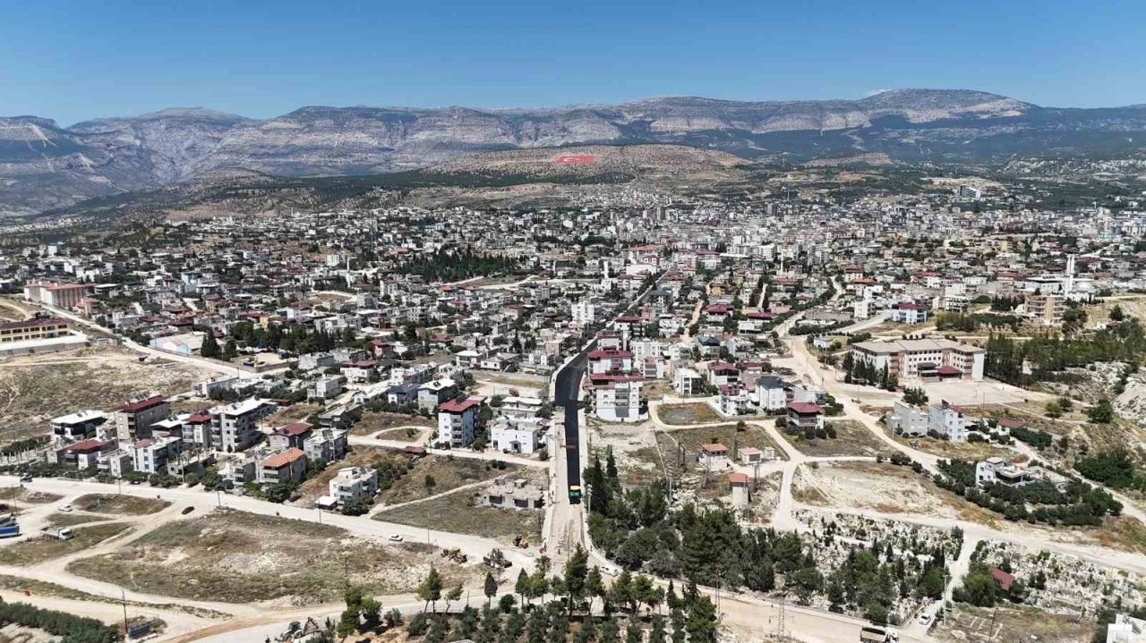 Mut&rsquo;ta yağışın bozduğu yollar yenilendi
