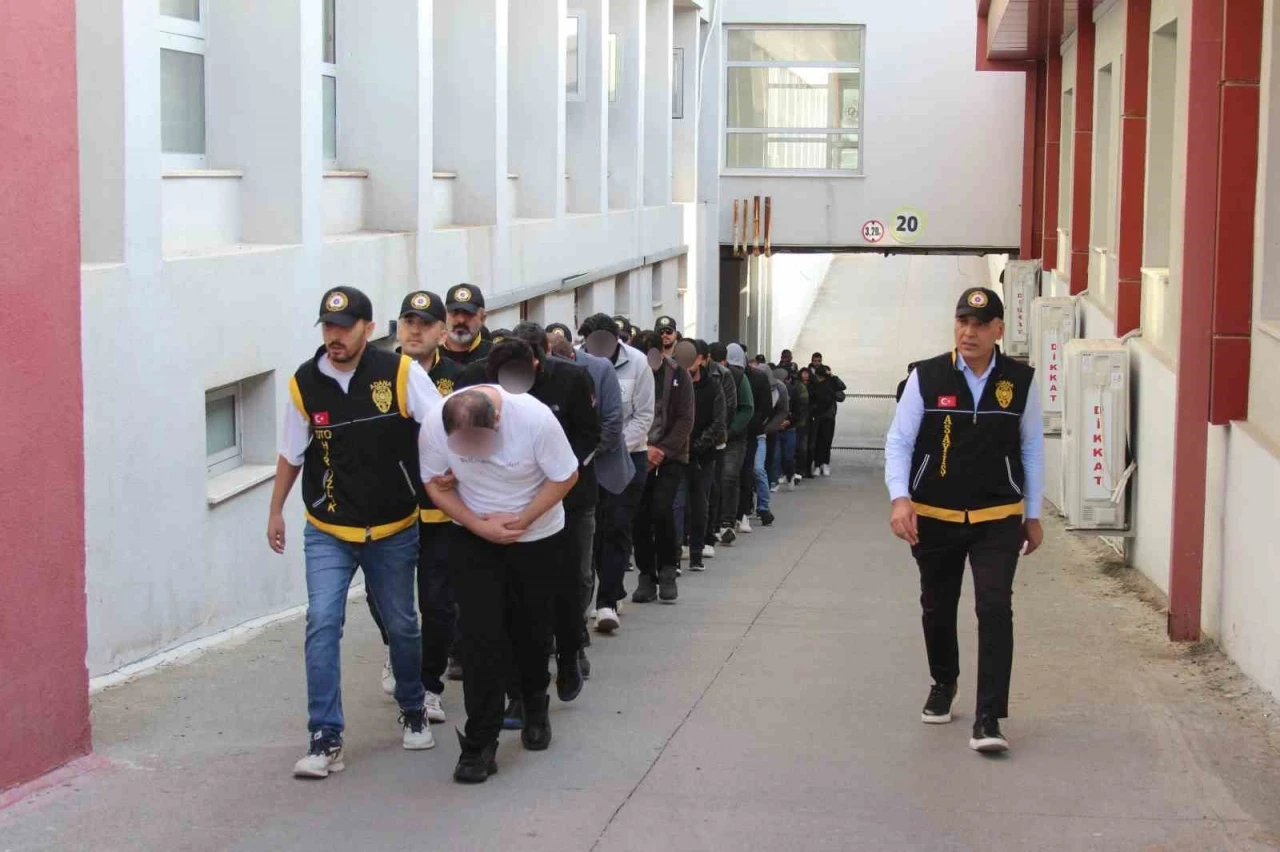 Müteahhitleri 19 milyon lira dolandıran şebeke çökertildi: 23 ilde dev operasyon
