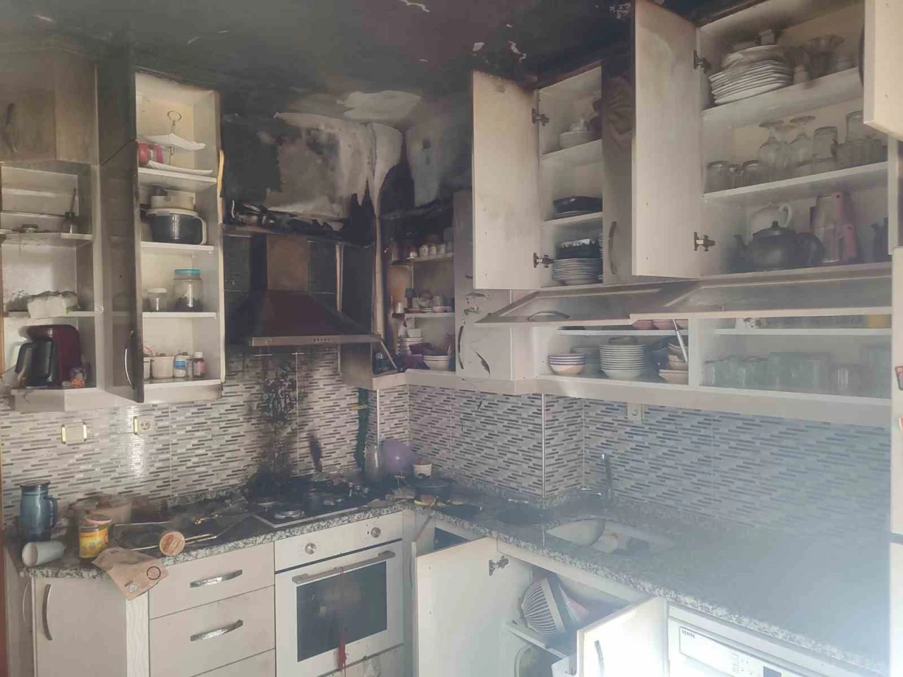 Mutfakta çıkan yangın evi küle çeviriyordu
