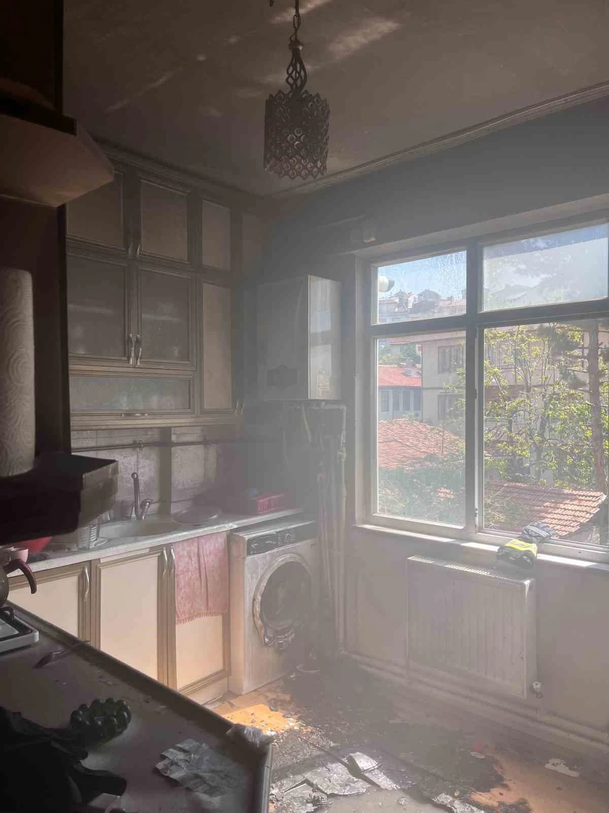 Mutfakta çıkan yangın evi küle çeviriyordu
