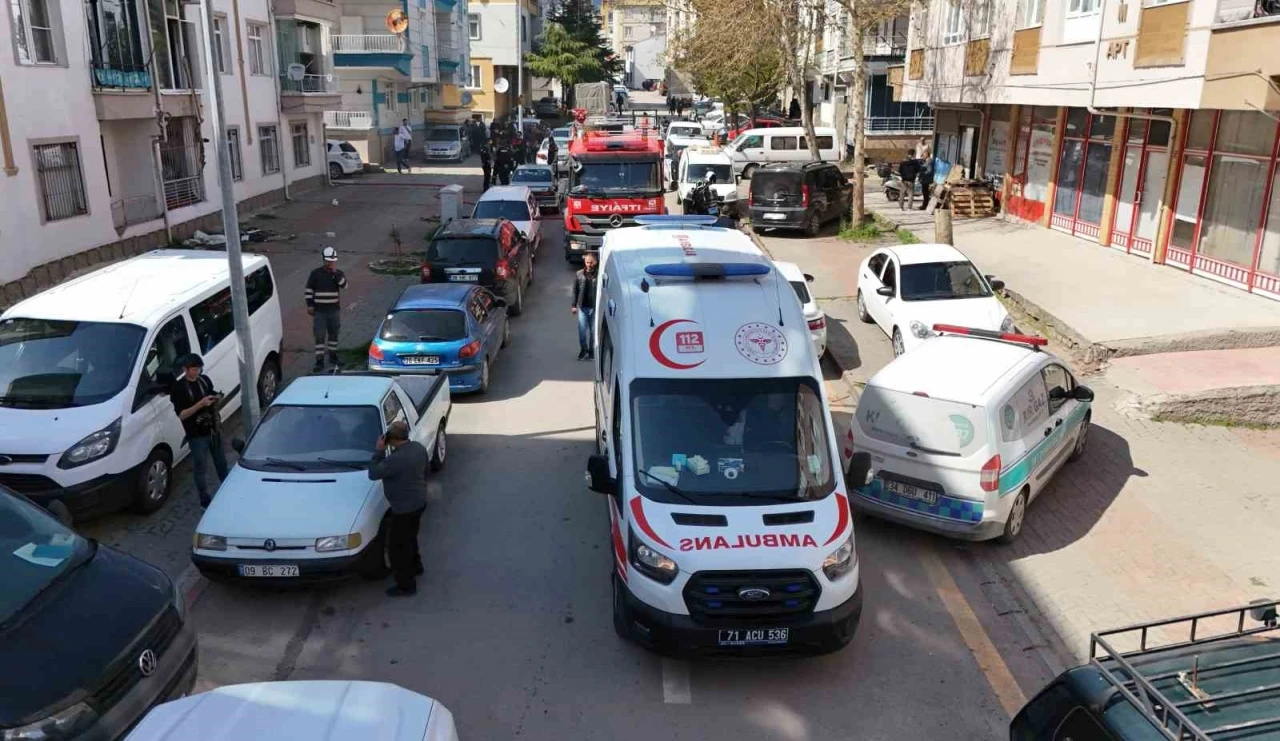 Mutfaktaki çoklu elektrik prizi yangın çıkardı, apartman tahliye edildi
