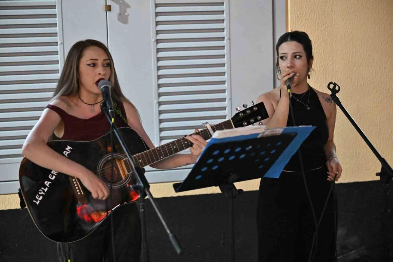 M&uuml;ziğin ritmi Manisa sokaklarında
