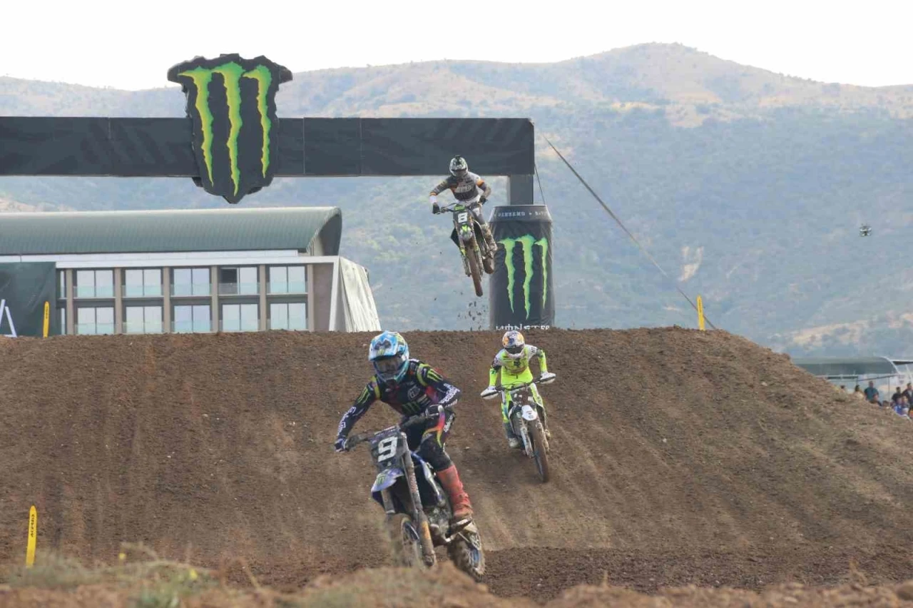 MX2 Dünya Gençler Motokros Şampiyonası final 2. yarışında şampiyon Langenfelder Simon
