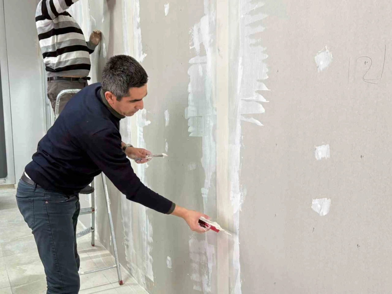 MYO m&uuml;d&uuml;r&uuml; okuldaki tadilat işlerini kendi elleriyle yapıyor
