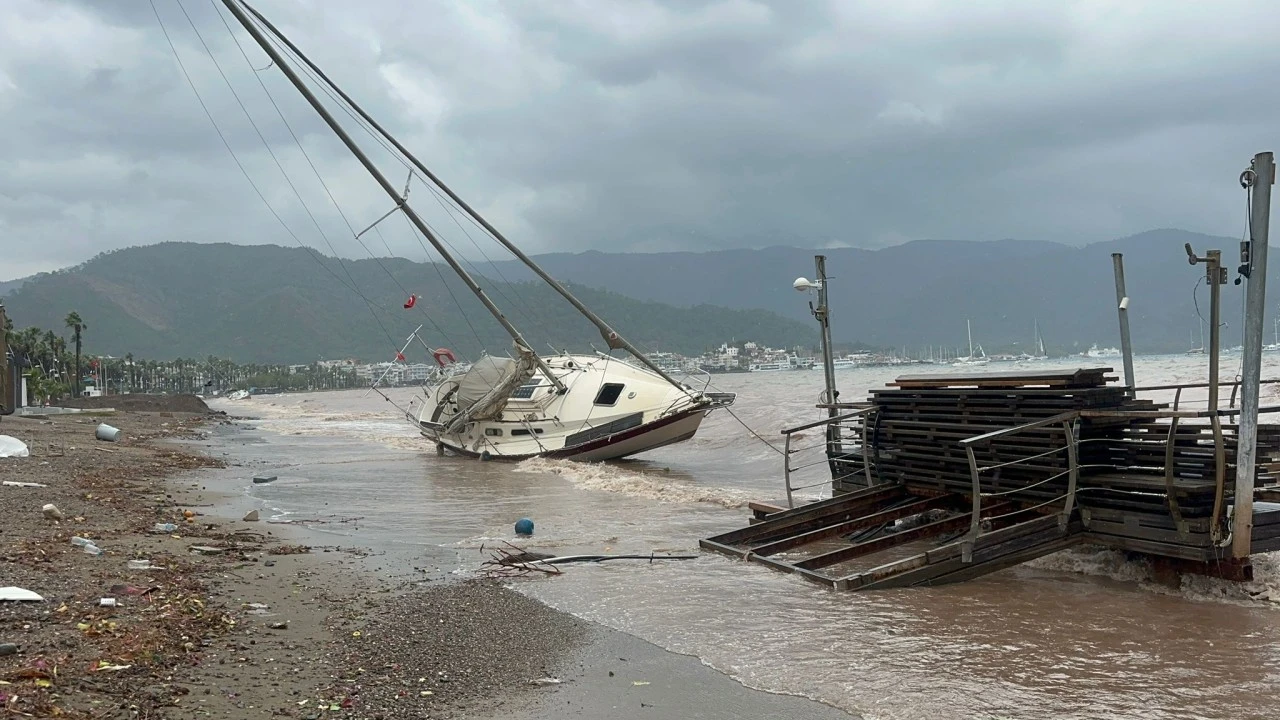MARMARİS’TE SAĞANAK YAĞIŞ HAYATI FELÇ ETTİ