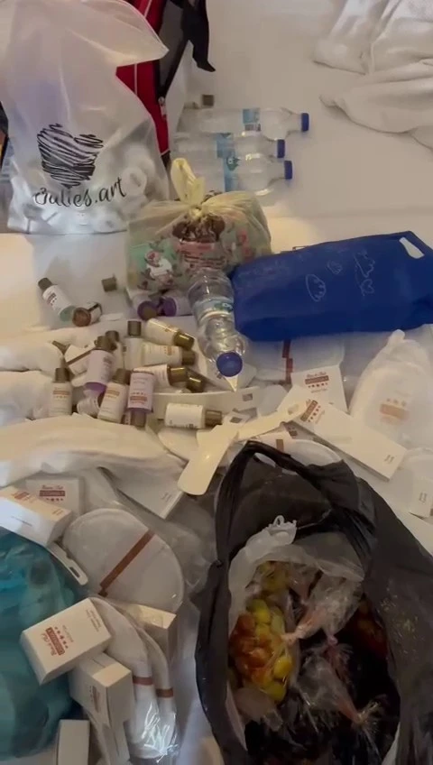 ANTALYA'DA LÜKS OTELDE RUS AİLEDEN OTEL ÜRÜNLERİ ÇIKTI