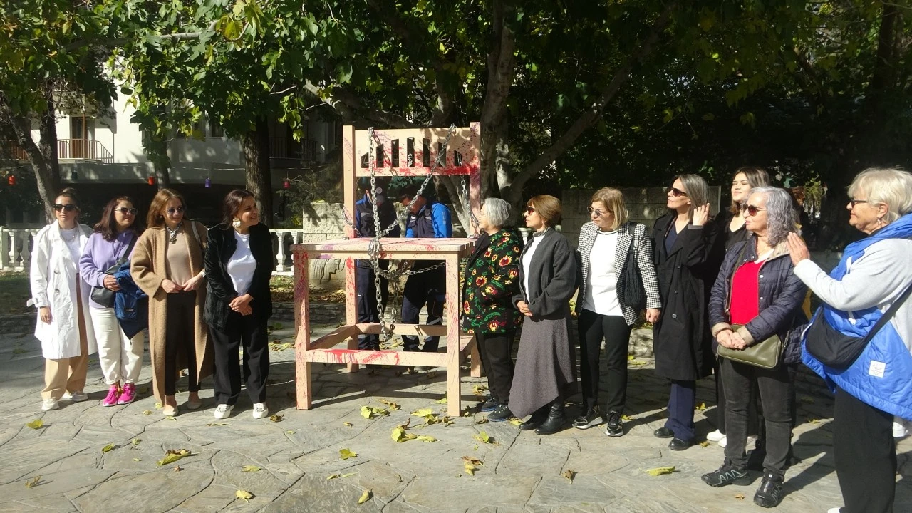 KADINA ŞİDDETE KARŞI MUĞLA'NIN 13 İLÇESİNE ZİNCİRLİ SANDALYELER