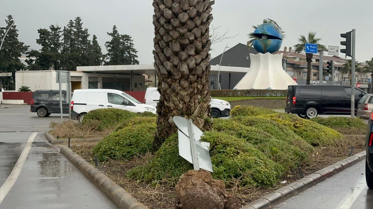 MARMARİS&rsquo;TE TRAFİK LEVHASI K&Ouml;K&Uuml;NDEN &Ccedil;IKTI