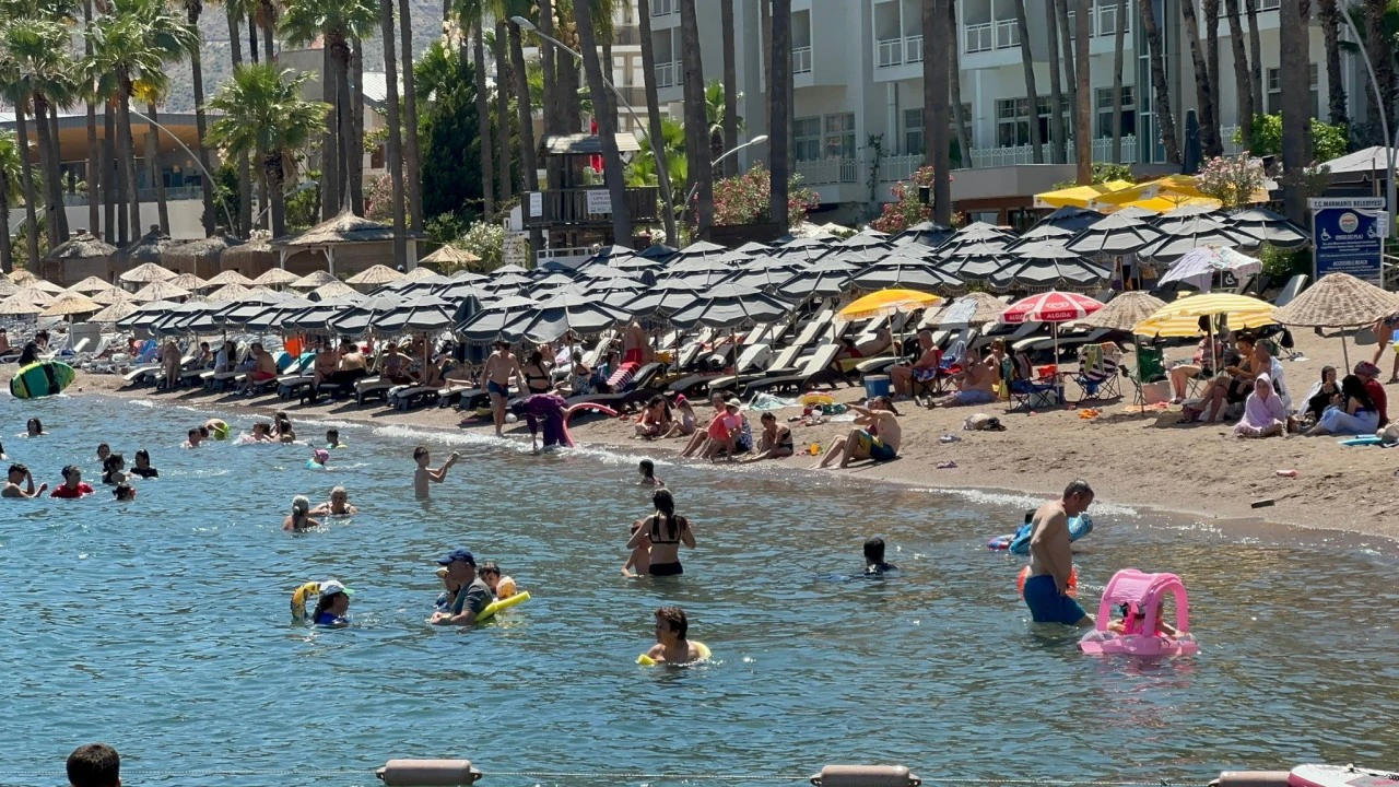 KAVURUCU SICAKLAR MARMARİS PLAJLARINI CANLANDIRDI