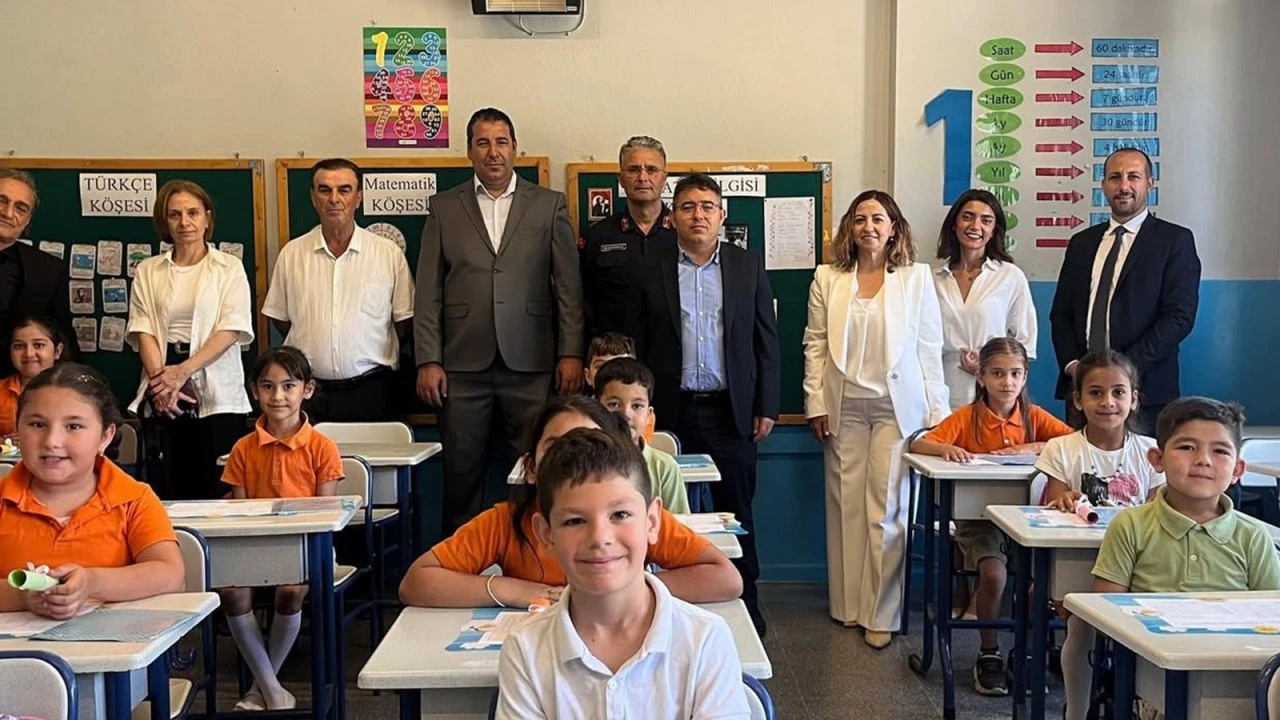 MARMARİS KAYMAKAMI NURULLAH KAYA ÇETİBELİ ALİ FİKRET BİLGİN İLK VE ORTAOKULU KARNE TÖRENİNE KATILDI