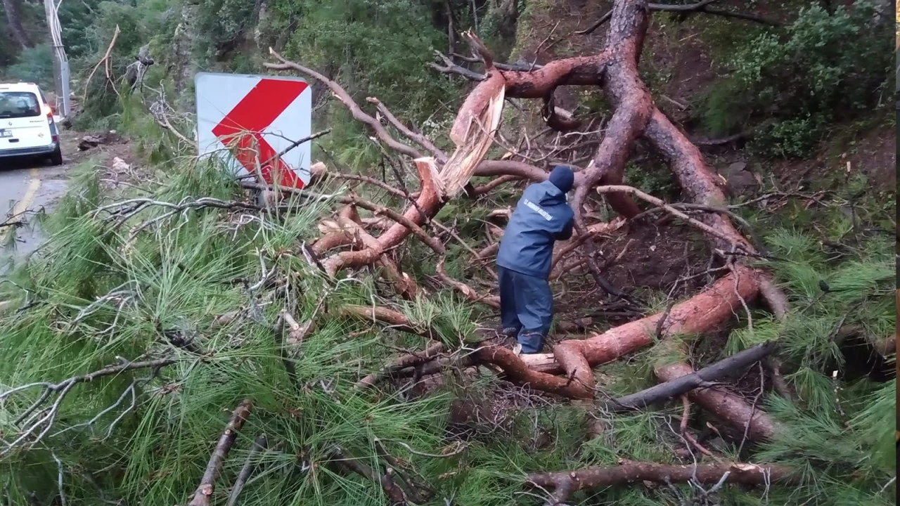 BELEDİYE EKİPLERİ FIRTINA VE SAĞANAKTA SAHADAYDI