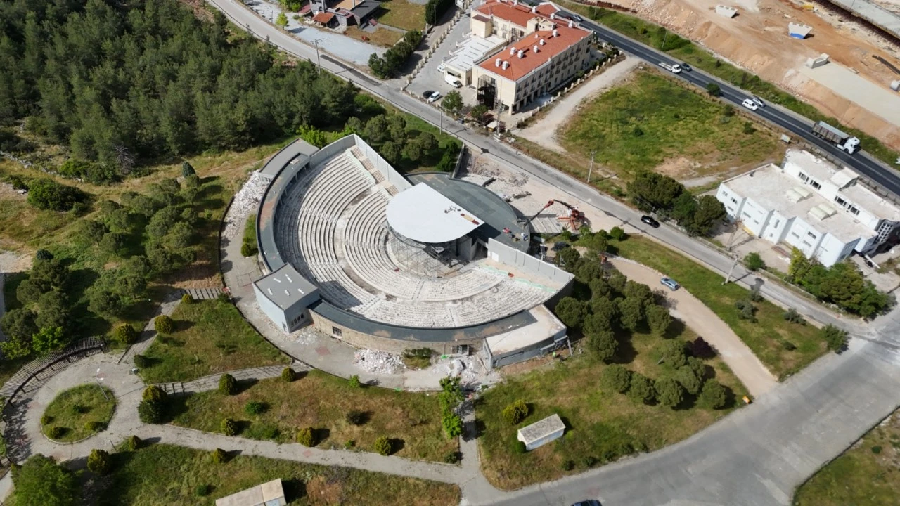 ŞADAN G&Ouml;KOVALI A&Ccedil;IK HAVA TİYATROSUNDA YENİLEME &Ccedil;ALIŞMALARI S&Uuml;R&Uuml;YOR