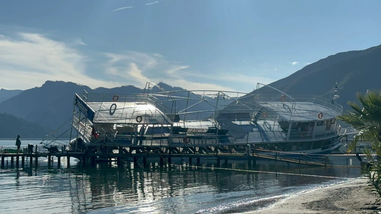 Marmaris’te fırtınada karaya oturan “Demir Boat” hâlâ kurtarılmayı bekliyor